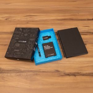STARTER KIT INFINITEBOOK A5 PLANNER TEXTURE. Комплект, включващ „Infinitebook“ с твърда корица, 1 комплект за почистване, 1 маркер и 1 държач за химикалка