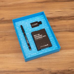 STARTER KIT INFINITEBOOK A5 PLANNER TEXTURE. Комплект, включващ „Infinitebook“ с твърда корица, 1 комплект за почистване, 1 маркер и 1 държач за химикалка