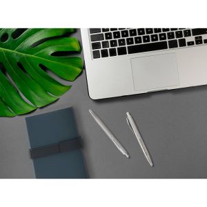 DOOLI. Химикалка от неръждаема стомана (53% рециклирана), с лъскав корпус