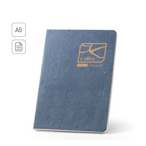 COFFEEPAD SEMI-RIGID. Тефтер A5 с полутвърда корица, изработена от отпадъци от люспи на кафе (65%)