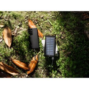 CLERK. 8000 mAh захранваща батерия със соларен панел от 100% рециклиран алуминий